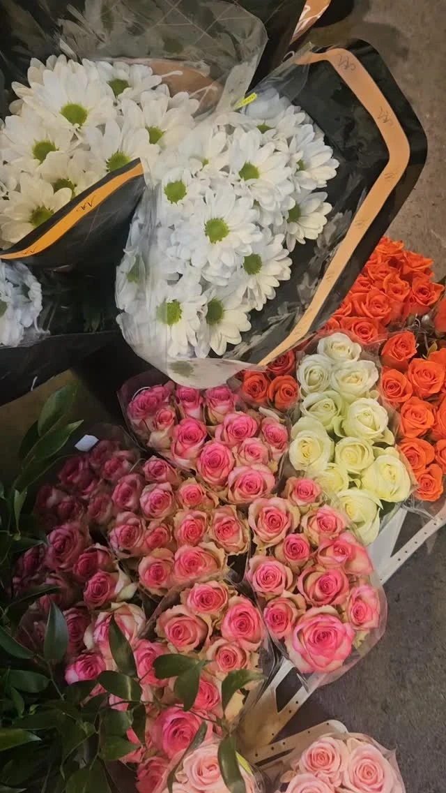 Vi har blommorna du behöver för midsommarkransen🌸🌻🌹🌿 finns såklart även fullt med buketter och sommarblommor mm allt för  att skapa en blomstrande midsommar 💐☘️🏵
Välkommen till oss i Kullavik 
Midsommarafton 9-12 
Midsommardagen Stängt
Söndag 11-15 
Glad midsommar 💕