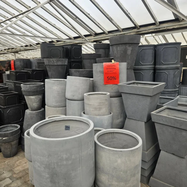 Halva priset på betongkrukor!
Vi gör plats för nytt, därför säljer vi ut alla våra betong/fiberclay/polystone krukor!

Välkommen till oss i Kullavik 
Vard 9-18 Lördag 10-15 Söndag 11-15 

#utomhuskrukor #urnor #trädgårdskrukor #krukor
